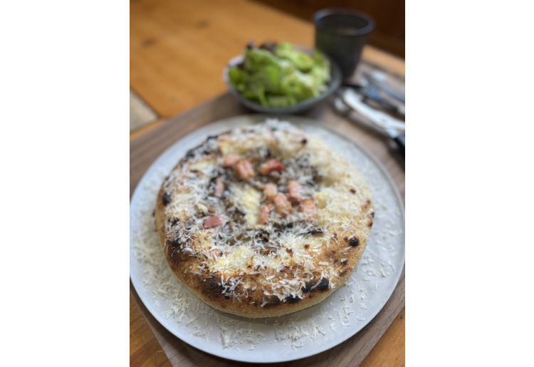 キノコとベーコンのピザ